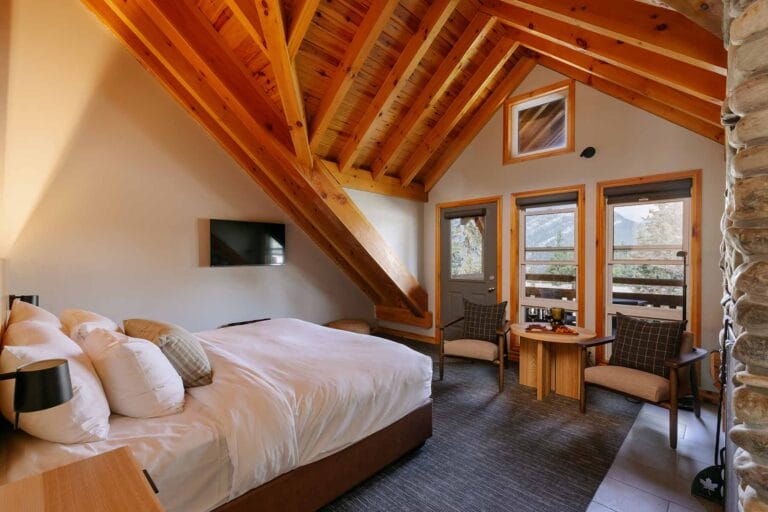 bedroom buffalo mountain lodge canmore 768x512