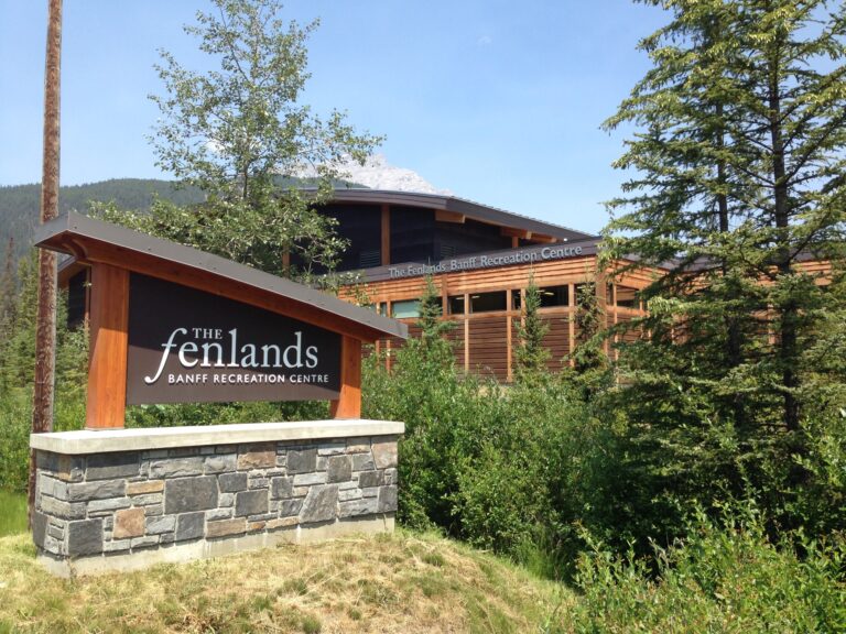 entrance the fenlands banff recreation centre canmore 768x576